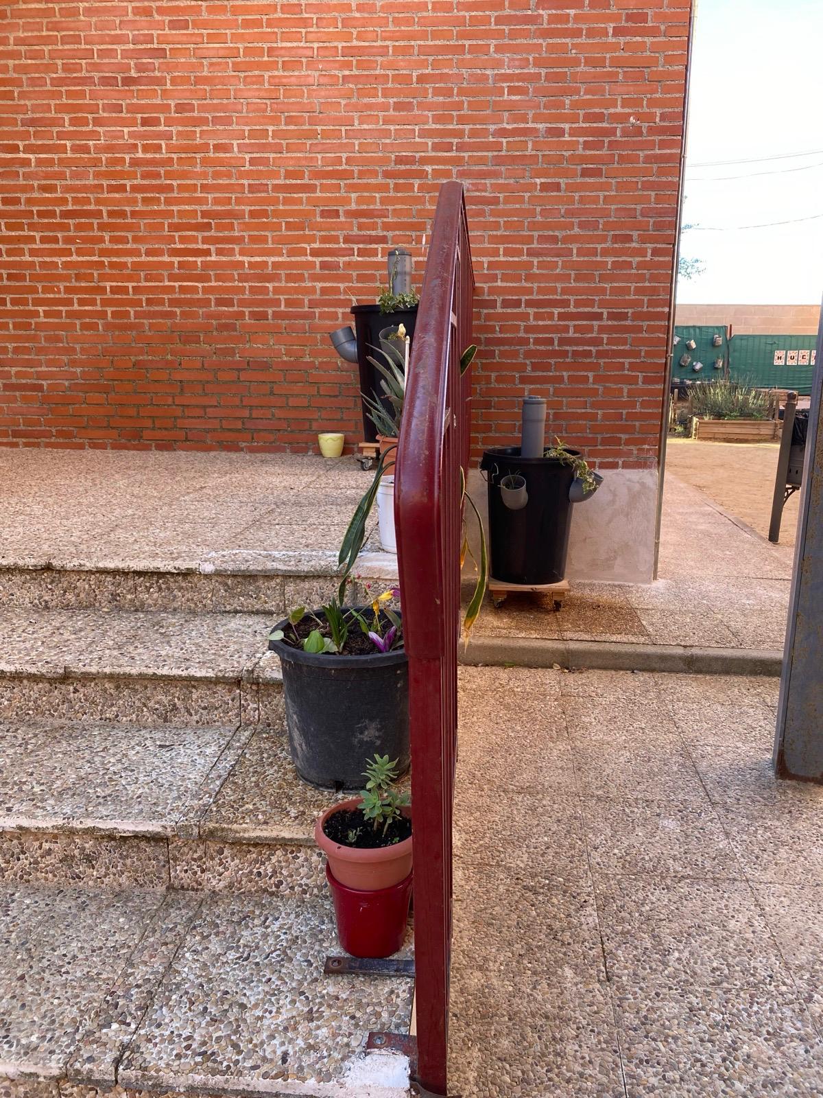 Plantas y macetas junto al acceso al huerto